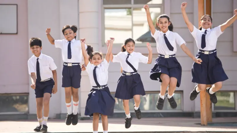 বিদ্যালয়ের বার্ষিক ক্রীড়া প্রতিযোগিতায় উৎসাহী দর্শক হিসেবে ছাত্র-ছাত্রী, শিক্ষক ও অভিভাবকরা।