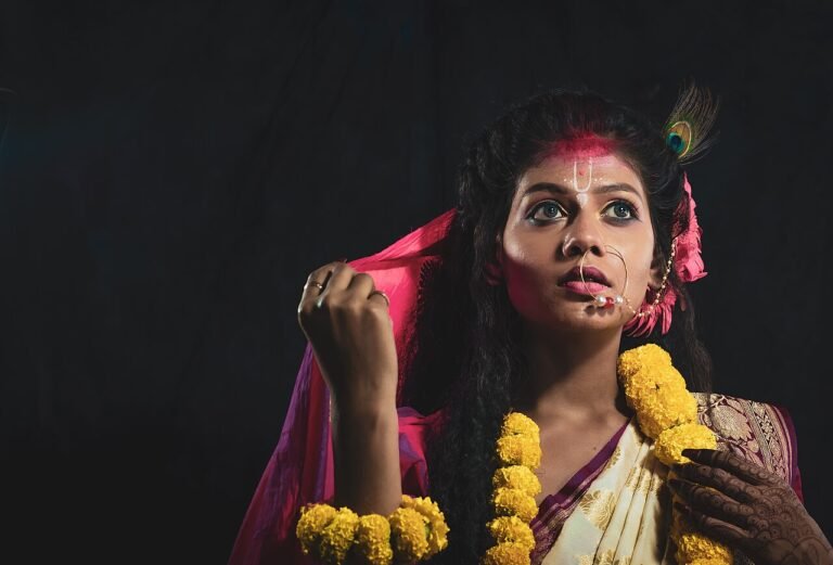 যাত্রার আসরে অভিনয় করছেন এক অভিনেত্রী