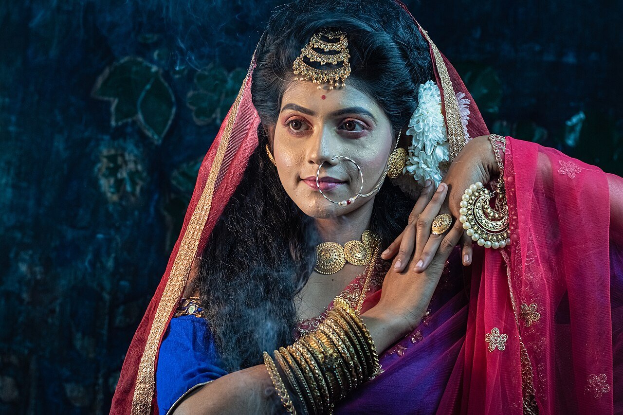 মেকআপ করা যাত্রার অভিনেত্রী