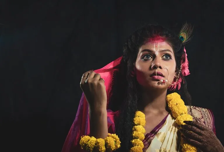 যাত্রার আসরে অভিনয় করছেন এক অভিনেত্রী