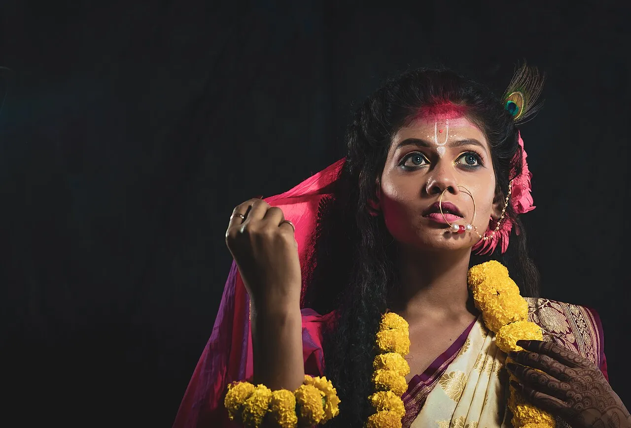 যাত্রার আসরে অভিনয় করছেন এক অভিনেত্রী