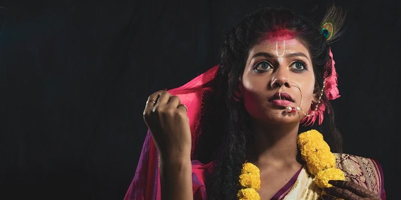 যাত্রার আসরে অভিনয় করছেন এক অভিনেত্রী